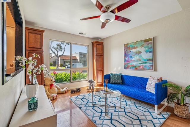1030 Melrose Ave, Alameda CA: https://media.crmls.org/mediaz/af413acd-6414-4a0d-b174-85fc3b45c4ec.jpg