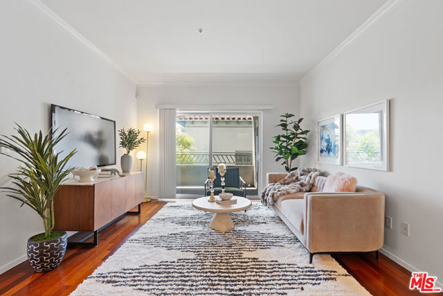 906 S Serrano Avenue, Los Angeles CA: https://media.crmls.org/mediaz/af424978-ac23-4457-bba1-8b46fed9f5d6.jpg