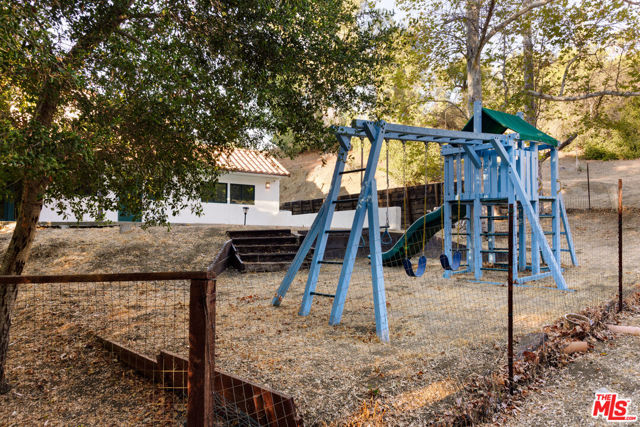 25620 Nebo Dr, Calabasas CA: https://media.crmls.org/mediaz/af427493-4047-4100-99e2-83c5523e4f50.jpg