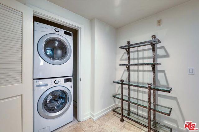 130 N Swall Drive, Beverly Hills CA: https://media.crmls.org/mediaz/af42cbbb-698f-468f-bdb1-00b8f2d05a24.jpg
