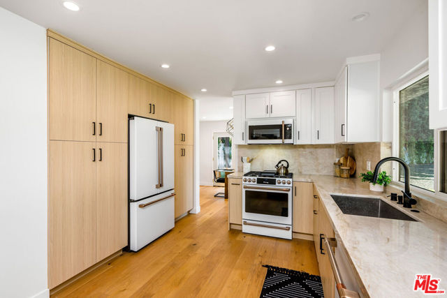 22357 Welby Way, Woodland Hills CA: https://media.crmls.org/mediaz/af42cf40-2fa3-45ee-95d5-53dd504fcd52.jpg