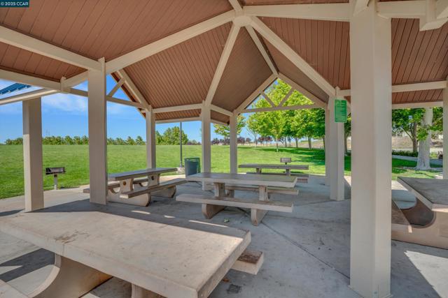 1030 Clear Lake Dr, Oakley CA: https://media.crmls.org/mediaz/af4321b7-ac84-4bcd-824d-b0f14880722e.jpg