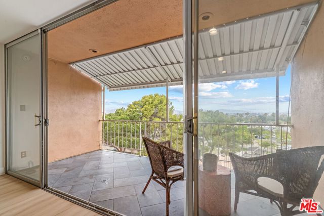 4553 Don Ricardo Drive, Los Angeles CA: https://media.crmls.org/mediaz/af4452c6-d10c-4944-9f1c-2a2d131d80bc.jpg