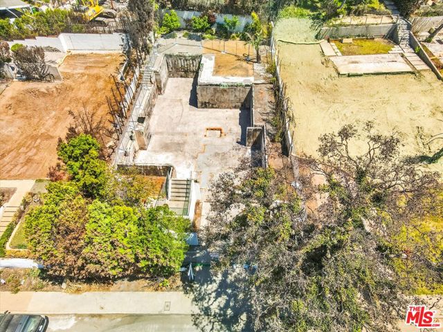 14635 Whitfield Avenue, Pacific Palisades CA: https://media.crmls.org/mediaz/af448388-42fa-423d-a2c4-5f7cb49b5a7d.jpg