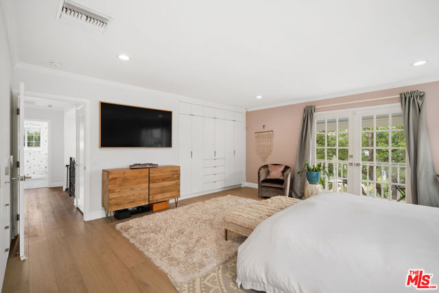 3156 Dona Emilia Drive, Studio City CA: https://media.crmls.org/mediaz/af450320-829b-4627-9835-422e2c74afd5.jpg