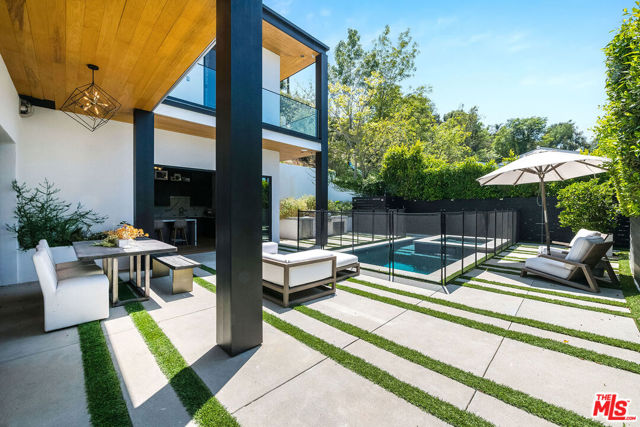 11258 Laurie Drive, Studio City CA: https://media.crmls.org/mediaz/af4521eb-3653-4671-808a-7f65b8b494a7.jpg