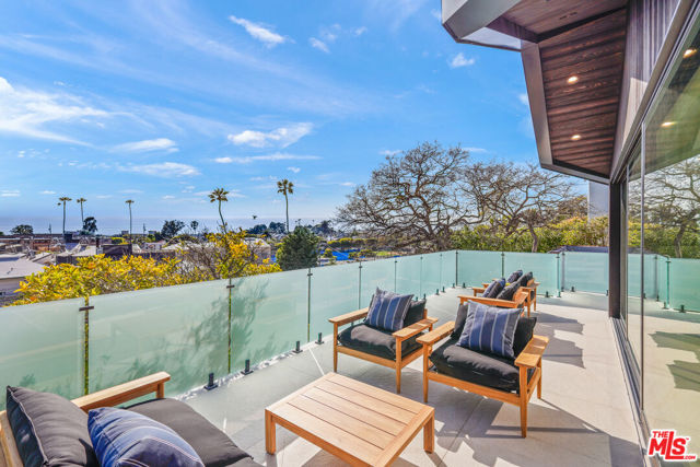 2530 Beverley Avenue, Santa Monica CA: https://media.crmls.org/mediaz/af452e6d-844b-4ca2-a821-7ca8740ccdba.jpg