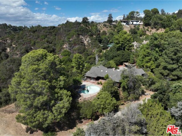 9595 Lime Orchard Road, Beverly Hills CA: https://media.crmls.org/mediaz/af458cec-3224-4b3b-95ae-bf81ed1e0e1a.jpg