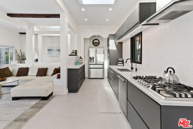 1923 Sunset Plaza Drive, Los Angeles CA: https://media.crmls.org/mediaz/af462482-648a-4791-9619-50eb50e2defd.jpg