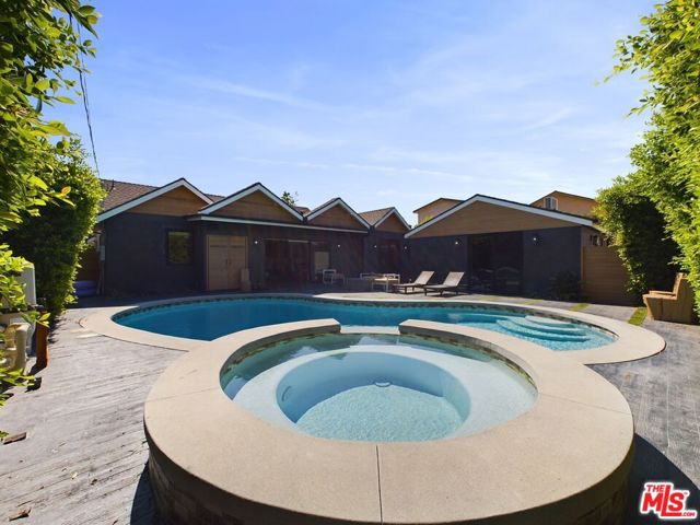 5109 Longridge Avenue, Sherman Oaks CA: https://media.crmls.org/mediaz/af46fd55-1c47-4eb1-9769-71f1586bd8bf.jpg