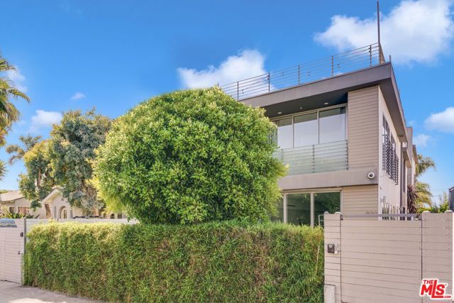809 Brooks Avenue, Venice CA: https://media.crmls.org/mediaz/af480e27-60f9-4a88-a5cf-9ec63420c387.jpg
