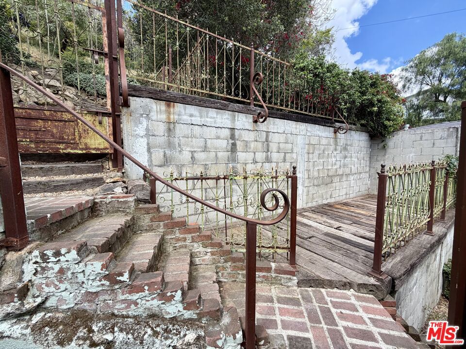 https://media.crmls.org/mediaz/af480ea1-53da-49e0-b199-a7180551d4b1.jpg?preset=X-Large