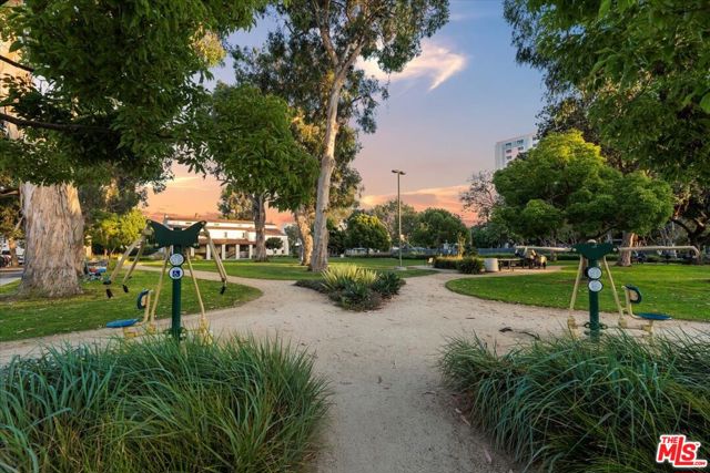 1101 Lincoln Boulevard, Santa Monica CA: https://media.crmls.org/mediaz/af48bbe0-960a-4214-8629-bb6446479b32.jpg
