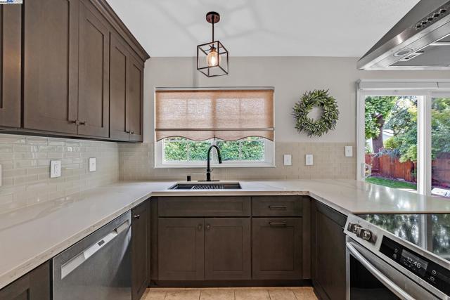 4421 Muirwood Dr, Pleasanton CA: https://media.crmls.org/mediaz/af496a29-0803-4dae-a87e-33d79d518992.jpg