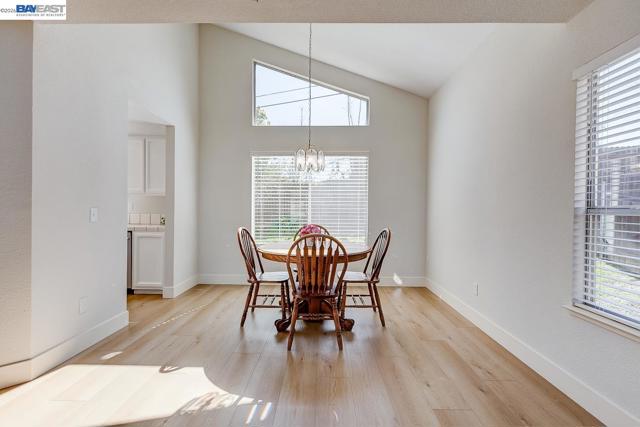 8524 Oak Harbour Ct, Fair Oaks CA: https://media.crmls.org/mediaz/af4a584e-e9f1-4861-8326-fb01b95a31a4.jpg