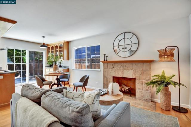 423 Casa Del Mar Dr, Half Moon Bay CA: https://media.crmls.org/mediaz/af4a9237-1dce-4ee0-b341-4ae64d6ab984.jpg