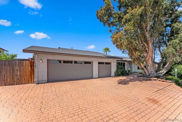 925 Moody Dr, Escondido CA: https://media.crmls.org/mediaz/af4bdb5e-1ea0-4a7e-86a6-16c0c33215c1.jpg