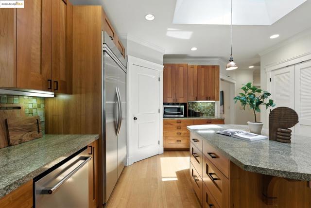 1020 Channing Ave, Palo Alto CA: https://media.crmls.org/mediaz/af4ccf4b-5d1c-48cb-a4c7-5a5056463797.jpg