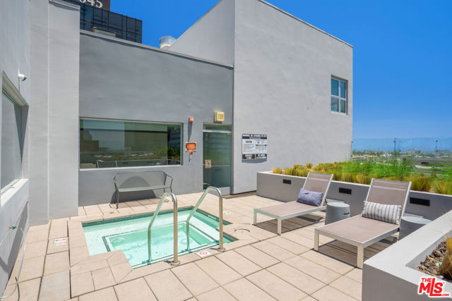 1168 S Barrington Avenue, Los Angeles CA: https://media.crmls.org/mediaz/af4ee8f2-36b4-4532-aebf-f3e840744ff3.jpg
