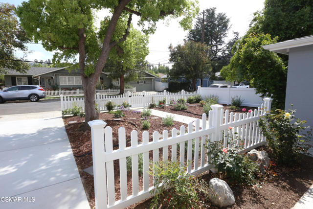 21935 Ybarra Road, Woodland Hills CA: https://media.crmls.org/mediaz/af500780-fa47-4b46-b918-a341f59c8aff.jpg