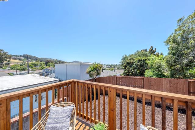 10007 Burr St, Oakland CA: https://media.crmls.org/mediaz/af50ae4f-5f9b-4c61-9e43-07395842c8ef.jpg