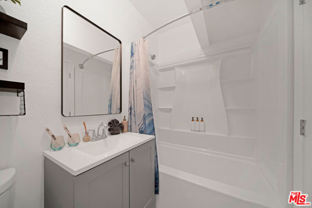 Image 18 of 45 For 15213 Daphne Avenue