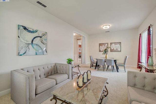 2453 Gardenstone Pl, Manteca CA: https://media.crmls.org/mediaz/af5175bc-4376-49c7-85cd-f98a3302db88.jpg