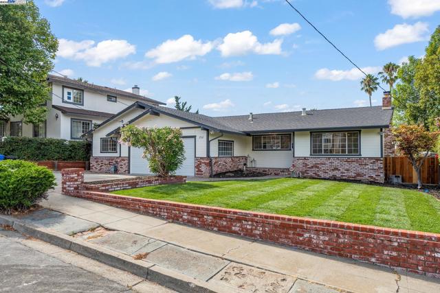 2561 Middlefield Ave, Fremont CA: https://media.crmls.org/mediaz/af52b52f-7c89-4f08-b697-f2a6cf388c29.jpg