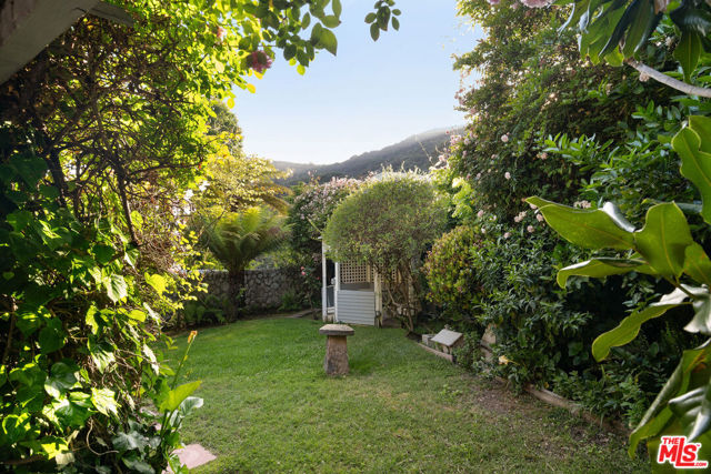 2020 Coldwater Canyon Drive, Beverly Hills CA: https://media.crmls.org/mediaz/af52cf13-d7e1-4845-81e2-21104f13ca58.jpg
