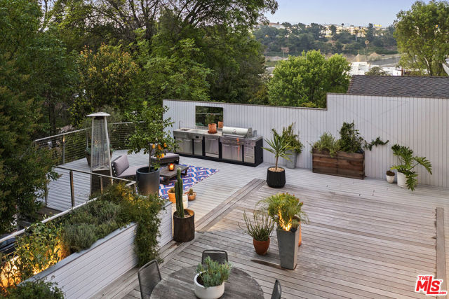 3820 Broadlawn Drive, Los Angeles CA: https://media.crmls.org/mediaz/af53b137-61ee-422c-9548-483ef26ec276.jpg
