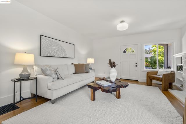 2516 Mathews St, Berkeley CA: https://media.crmls.org/mediaz/af53b76a-17d5-4608-9dd7-887f5ed118a6.jpg