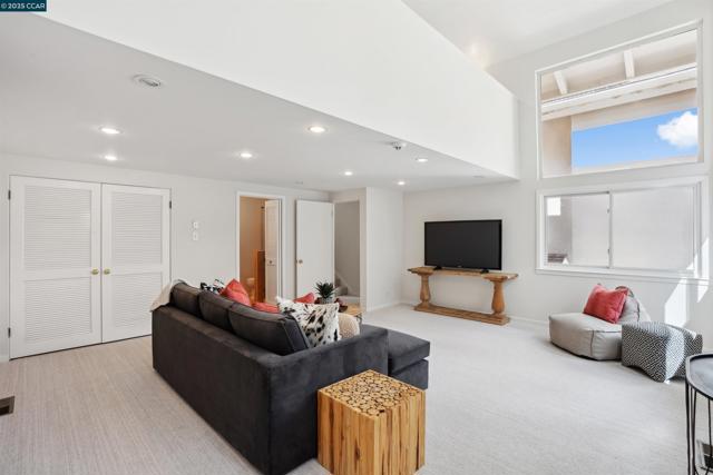 35 Tiger Tail Court, Orinda CA: https://media.crmls.org/mediaz/af53e90f-b7fa-4b48-a44e-f9ebc4dc6354.jpg