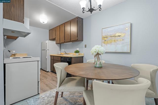 5319 Ridgeview Cir, El Sobrante CA: https://media.crmls.org/mediaz/af53f94a-5bcf-411a-b3fd-2437b0621a0c.jpg