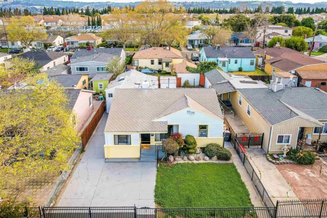 11132 Acalanes Dr, Oakland CA: https://media.crmls.org/mediaz/af551115-a556-4396-9cac-9908e3f06fd3.jpg
