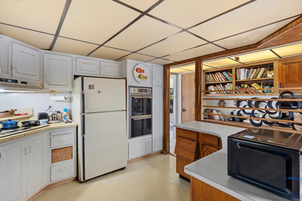350 El Camino Real - photo 11