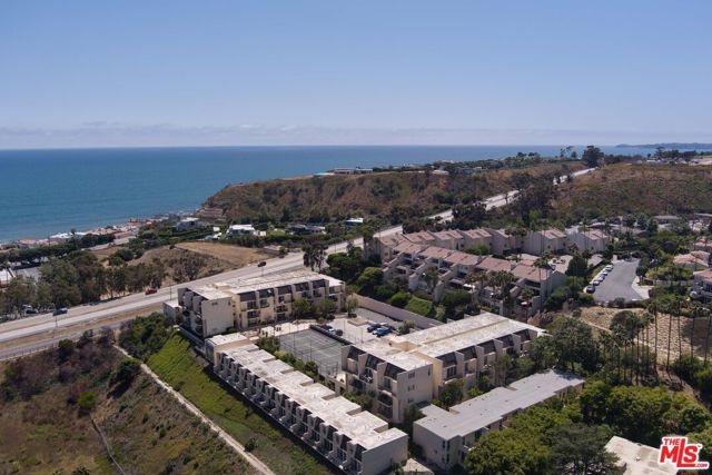 23901 Civic Center Way, Malibu CA: https://media.crmls.org/mediaz/af556598-bdcd-4fdb-8876-e034120d0284.jpg