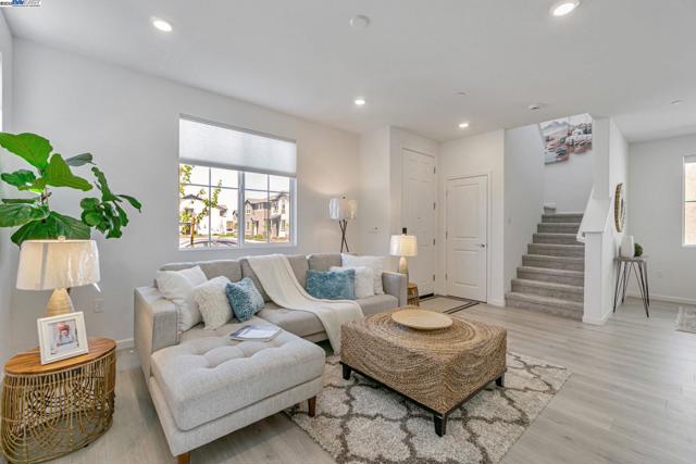 2044 Cottonwood St, Pittsburg CA: https://media.crmls.org/mediaz/af563f61-a115-45d5-8f10-e81cc73c2081.jpg