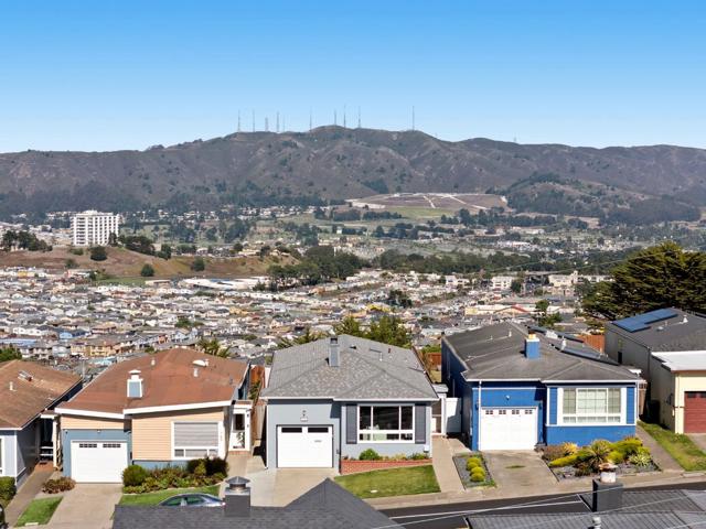 751 Skyline Drive, Daly City CA: https://media.crmls.org/mediaz/af56c3f2-742a-41fd-8648-cb229c1aeb2e.jpg