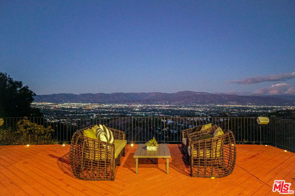 https://media.crmls.org/mediaz/af571cc6-a33e-4c61-8ad2-2495ad82c3cd.jpg?preset=X-Large