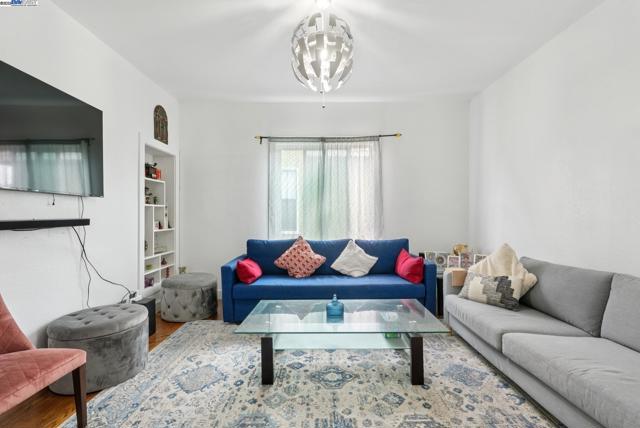 1706 Fairview St, Berkeley CA: https://media.crmls.org/mediaz/af5779ab-6f10-477a-a6f3-f3714106a429.jpg