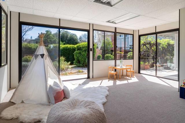 310 Trestle Glen Ct, Walnut Creek CA: https://media.crmls.org/mediaz/af58a6a4-f8ce-42da-b749-9b35ef98117a.jpg