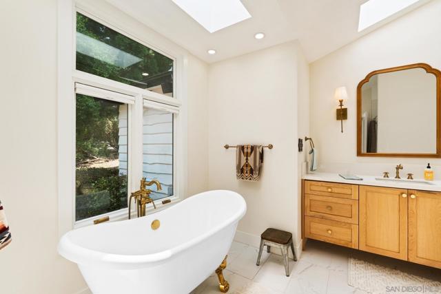 13953 Sagewood Dr, Poway CA: https://media.crmls.org/mediaz/af58ffcc-11ce-4b0f-a326-0cece1f07f8b.jpg