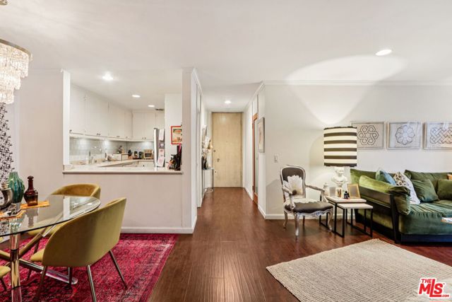 1400 N Sweetzer Avenue, West Hollywood CA: https://media.crmls.org/mediaz/af593c02-90c5-48c6-a44e-f6d76b41c512.jpg