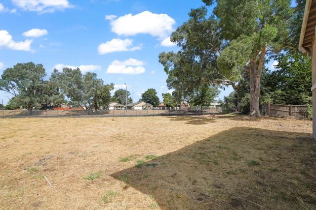 Image 21 of 23 For 717 Lampasas Avenue