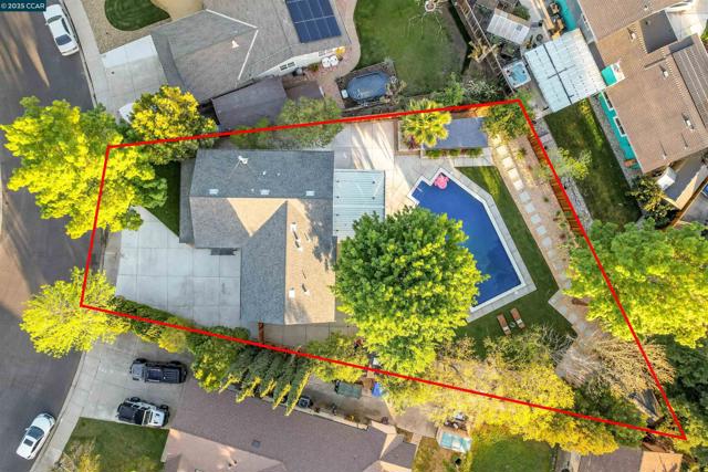27 Briarwood Ct, Brentwood CA: https://media.crmls.org/mediaz/af59bf4a-fee1-43f5-8401-f59c7b5a188c.jpg