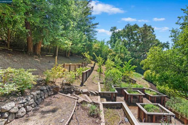 2140 Hidden Oak Dr, Danville CA: https://media.crmls.org/mediaz/af59ce60-b1d0-4ea5-ac75-5b582ee5d406.jpg