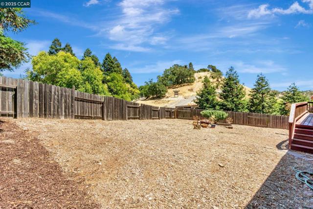 631 La Vista Rd, Walnut Creek CA: https://media.crmls.org/mediaz/af5ababa-6032-4b1e-b266-8030fd42285f.jpg