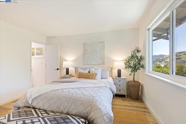 21 Muth Dr, Orinda CA: https://media.crmls.org/mediaz/af5ad58c-57b0-4a4c-9c58-5e0268831c36.jpg