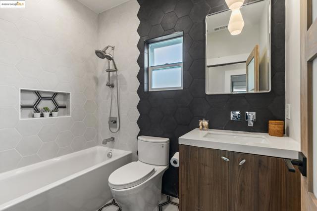 5734 Maccall St, Oakland CA: https://media.crmls.org/mediaz/af5affc9-0581-44ff-a4ad-d0e50bc639e8.jpg