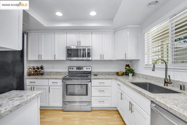 2587 Oak Rd, Walnut Creek CA: https://media.crmls.org/mediaz/af5ce1b0-0231-4b6e-a830-f32b764872fc.jpg